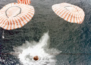 La cápsula del Apollo 15 aterriza de manera segura a pesar de una falla en el paracaídas, Océano Pacífico Medio, 1971