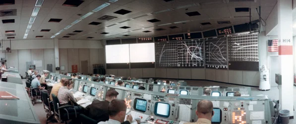 La sala de control de operaciones de la misión en el Centro de Control de Misión, Houston, Texas, EE.UU., 1971