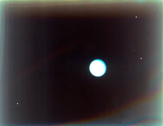 Urano con los satélites Miranda, Ariel y Umbriel, desde Voyager 2