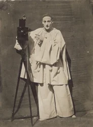 Pierrot photographe también conocido como Le Mime Deburau con una cámara fotográfica