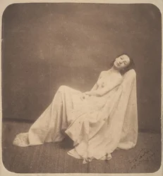 Modelo sentada, parcialmente cubierta