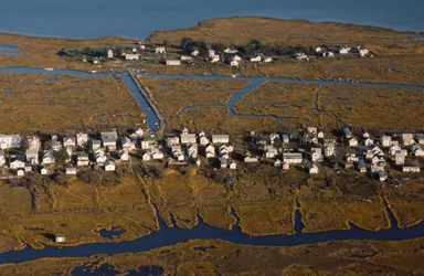 Fotografía aérea de las casas a lo largo de King Street, la espina dorsal del asentamiento de la isla de Tánger...