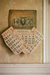 Antiguo calendario de tema patriótico de 1925 colgado en una casa de Quechee, Vermont, en A...