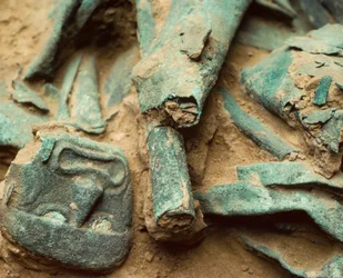 Tesoro de cobre dorado enterrado en la tumba real moche del Señor de Sipán