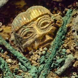 Cuenta de cabeza de oro enterrada en la tumba real moche del Viejo Señor de Sipán