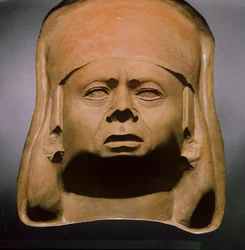Molde de arcilla moche para fundir cerámica de la cabeza de un hombre retratado