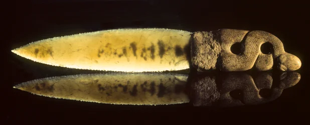 Cuchillo neolítico de piedra tallada y astillada excavado en Catal Huyuk, en Anatolia central.