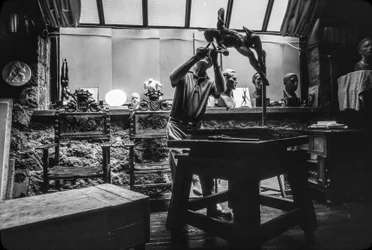 El escultor Walker Hancock trabajando en su estudio de arte