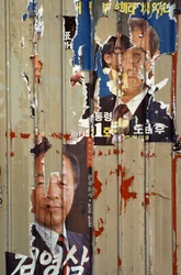 Carteles destrozados de la campaña electoral entre Roh Tae Woo, Kim Young Sam y K...
