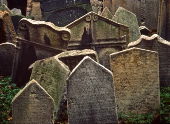Lápidas en el antiguo cementerio judío de Josefov, el barrio judío de la Ciudad Vieja, Pra...