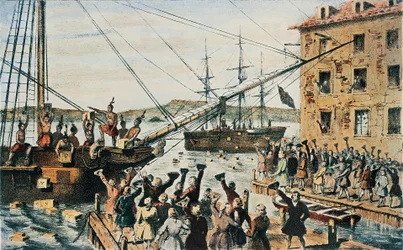 Fiesta del Té de Boston, cofres de té inglés arrojados por la borda en el puerto de Boston por los colonos, 16 de diciembre