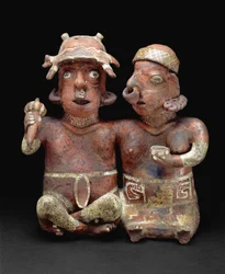Pareja sentada unida