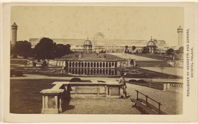 [Vista larga exterior del edificio y los terrenos del Crystal Palace]