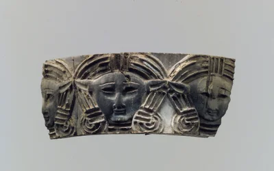 Placa de Mueble o Caja de Cosméticos de Cloisonné con Tres Cabezas Frontales