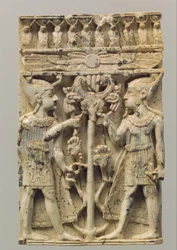 Placa de mueble tallada en alto relieve con dos figuras egipcias flanqueando un árbol de voluta, c. siglo IX-VIII a.C.