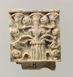 Placa de mueble tallada en relieve con árbol estilizado, c.8th-7th siglo a.C. (marfil)