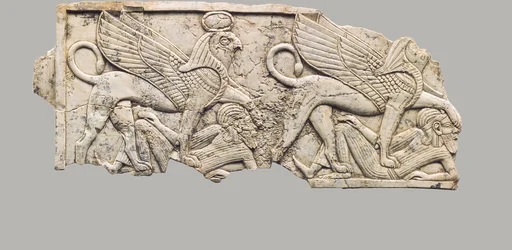 Placa de mueble tallada en relieve con dos esfinges con cabeza de halcón pisoteando cautivos, c.9th-7th siglo a.C. (marfil)