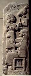 Bajo relieve de basalto que representa al escriba Tarhunpiyas en las rodillas de su madre, sosteniendo la escritura y un halcón de caza. Final del siglo VIII a.C. De Marash, Anatolia. Era neo-hitita (1050-800 a.C.)
