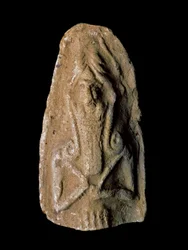 Civilización sumeria: figurilla de dios guerrero. Escultura de terracota. Dim. 9 cm Período neo-sumerio (entre 2093 y 2004 a.C.) De las cercanías del sitio de Ur. Bagdad, Museo Nacional de Irak