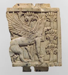 Placa de mueble tallada en relieve con un grifo en un paisaje floral, c. siglo IX-VIII a.C.