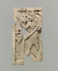 Placa de mueble tallada en relieve con figura de cabeza de león, c.8vo-7mo siglo a.C.
