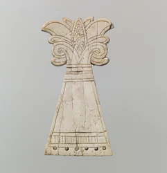 Frontal de caballo incisa tallada en forma de árbol de palmeta voluta floreciente, siglo IX-VIII a.C.