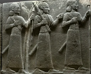 Relieve que representa a funcionarios de la corte hitita, de Turquía