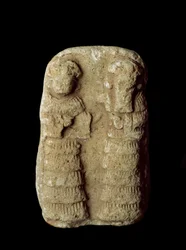 Civilización sumeria: pareja de dioses en el trono. Escultura de terracota. Dim. 9 cm Periodo neo-sumerio (entre 2093 y 2004 a.C.) Bagdad, Museo Nacional de Irak
