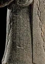 Arte sumerio: detalle de la estatua de Gudea, príncipe de Lagash