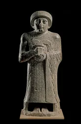 Arte sumerio: detalle de la estatua de Gudea, príncipe de Lagash, conocida como «con el jarrón que mana» y dedicada a la diosa Geshtinanna
