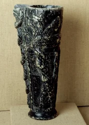 Civilización sumeria: vaso de libación de esteatita del Príncipe Gudea (2141-2122 a.C.). Está decorado con dragones y serpientes. Dim. 23 cm París, Museo del Louvre