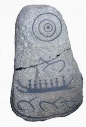 Un barco dibuja en una piedra rúnica, un fresco del período neolítico. Museo Nacional de Copenhague. Dinamarca.