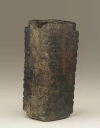 Tubo alto (cong) región del Lago Tai, cultura Liangzhu, 3300-2250 a.C.