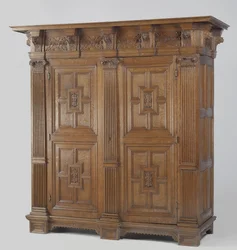 Armario con columnas jónicas