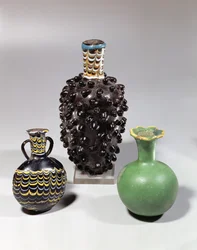 Jarrones egipcios: racimo de uvas, granada y motivo de olas (vidrio)