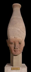 Cabeza de faraón con corona blanca del Alto Egipto, hacia 1400 a.C. (loza)