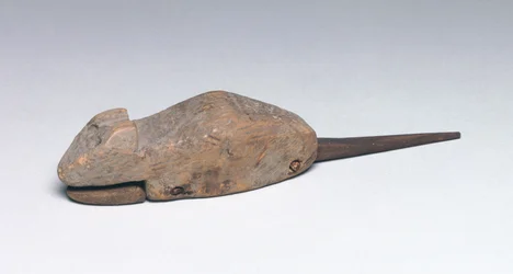 Ratón de juguete con mandíbula móvil