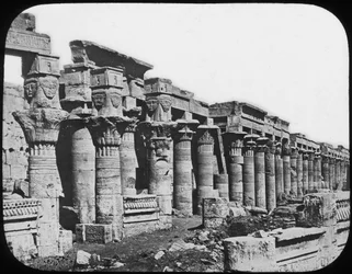 Columnata, Templo de Philae, Egipto, c. 1890