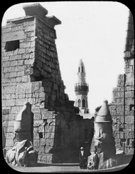 Minarete y ruinas del Templo de Luxor, Luxor, Egipto, c. 1890. Diapositiva de linterna