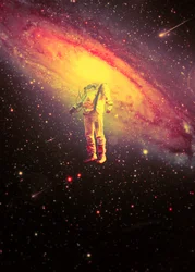 Astronauta en una galaxia resplandeciente