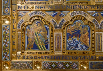 Altar de Verdún hecho en oro y esmalte por Nicolás de Verdún (ca.1130/50-1205): escenas del Antiguo y Nuevo Testamento: detalle que representa la Ascensión de Elías y Moisés recibiendo las Tablas de la Ley. Siglo XII Klosterneuburg Viena, Austria