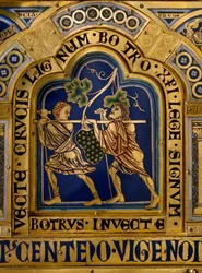 Altar de Verdún hecho en oro y esmalte por Nicolás de Verdún (ca.1130/50-1205): escenas del Antiguo y Nuevo Testamento: detalle que representa el regreso de Josué y Caleb con un gran racimo de uvas de la tierra de Canaán (Tierra Prometida). Siglo XII Klost
