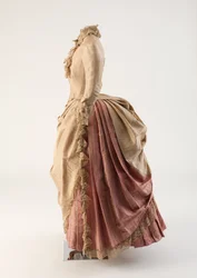 Vestido de día de seda color rosa y galleta