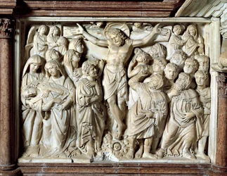 Italia, Toscana, Pisa, Piazza dei Miracoli, catedral, púlpito de mármol, panel con Crucifixión de Giovanni Pisano