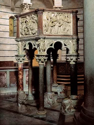 Púlpito de mármol de una iglesia, en el Baptisterio de Pisa 1260