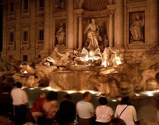 Vista de la Fuente de Trevi de noche, construida 1732-62 (mármol)