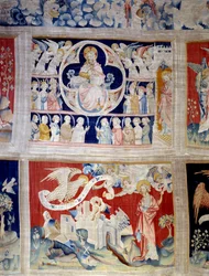 Cortina de la Revelación (1373-1383), n. 13: Dios y el Cordero, símbolo de Cristo. Abajo, n. 20, los tres ángeles liberan los poderes. Tapiz de Nicolas Bataille (1330-1405)