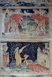 Tapiz del Apocalipsis (1373-1383), n. 47: el Cordero en el Monte Sion. Abajo, n. 55, el Ángel recoge la vid de la tierra, que se vierte en la gran cuba de la ira de Dios, la cuba se desborda y la sangre se derrama. Tapiz de Nicolas Bataille (1330-1405)
