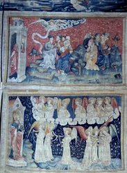 Tapiz del Apocalipsis (1373-1383), n. 49: el primer ángel anuncia la victoria. Abajo, n. 56, los siete ángeles llevan las siete copas de la ira de Dios