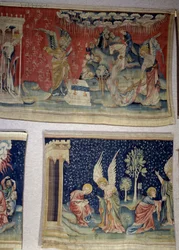 Colgadura del Apocalipsis (1373-1383), n. 61: el quinto ángel derramó su botella sobre el trono de la Bestia, el sexto vació sobre el Éufrates. Abajo, n. 70, el compañero de servicio dicta a San Juan y le aconseja adorar a Dios y no a él.